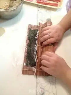 Make Sushi cherry blossoms and flying fish sushi step 8