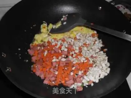 Make Curry black egg fried rice step 2