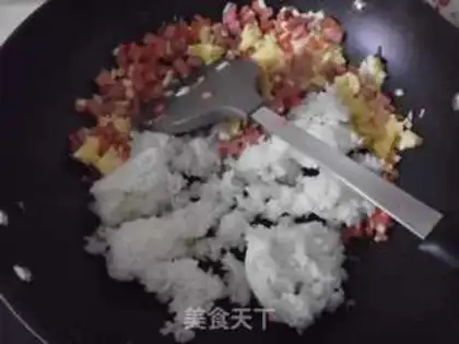 Make Curry black egg fried rice step 3