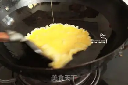 Make Scrambled eggs step 1