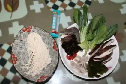 Make Seafood noodles step 1