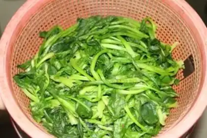 Make Spinach with peanut rice step 1