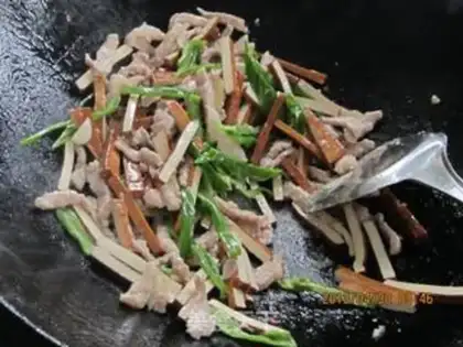 Make Soy-dried little fried meat step 5