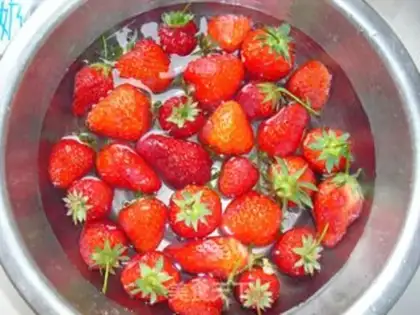 Make Milk strawberry Simillo step 1