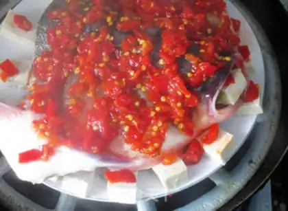 Make Pepper chopping fish head tofu step 8