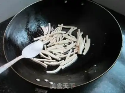 Make Scrawny tofu onions step 1