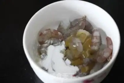 Make Cheese shrimp and mushroom pasta step 1