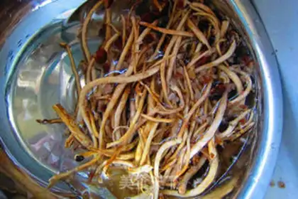 Make A dry pot of tea and mushrooms step 0