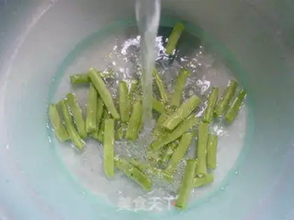 Make Scrambled bean fried pig ears step 1