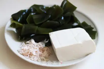 Make Shrimp and tofu soup step 0