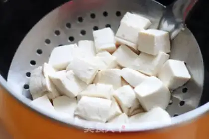 Make Shrimp and tofu soup step 1