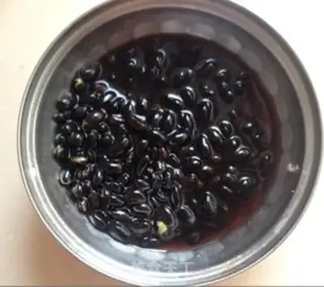Make Black bean pig hoof soup step 1