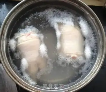 Make Black bean pig hoof soup step 2