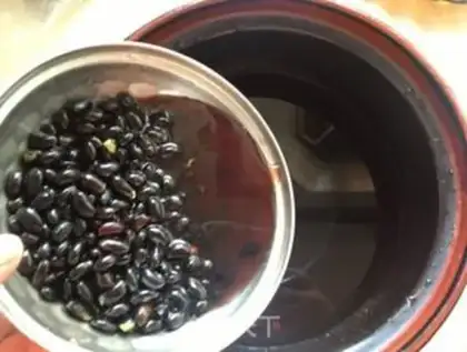 Make Black bean pig hoof soup step 3