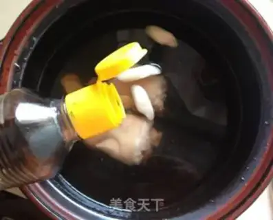 Make Black bean pig hoof soup step 5