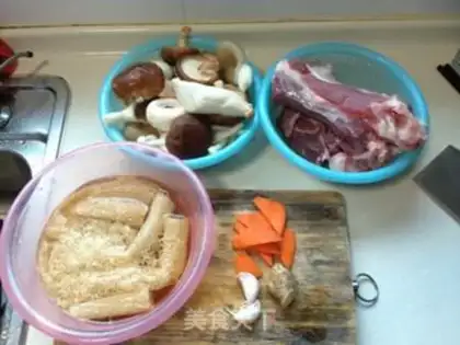Make The mushrooms and the bone soup step 0