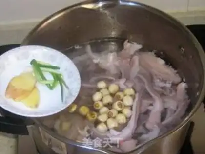 Make Lotus pig belly soup step 7