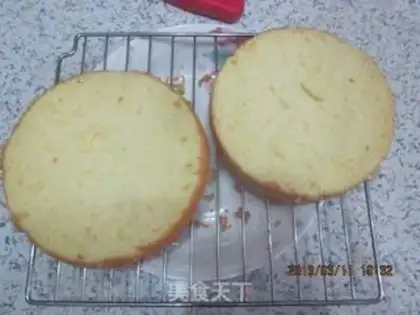 Make Strawberry cream cake step 1