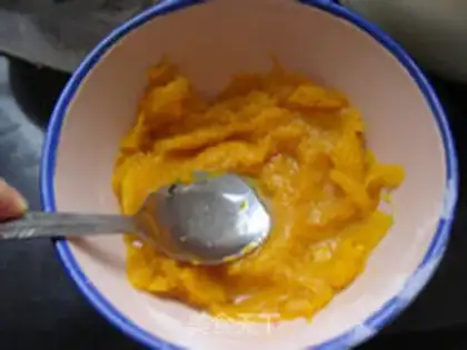 Make Pumpkin black and sesame soup step 1