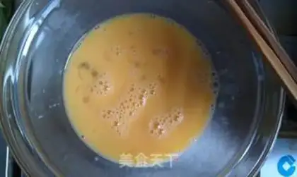 Make Garlic fried eggs step 1