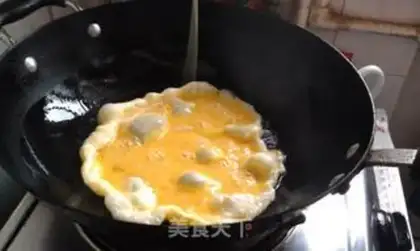 Make Garlic fried eggs step 3