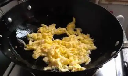Make Garlic fried eggs step 4