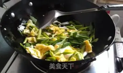 Make Garlic fried eggs step 5