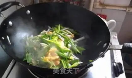 Make Garlic fried eggs step 6