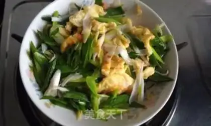 Make Garlic fried eggs step 7