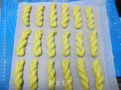 Make Goldfish fruit plate step 7