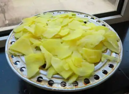 Make Microwave oil-free chips step 2