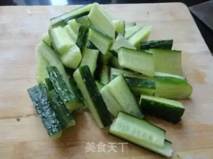 Make Sour cucumber chicken step 1
