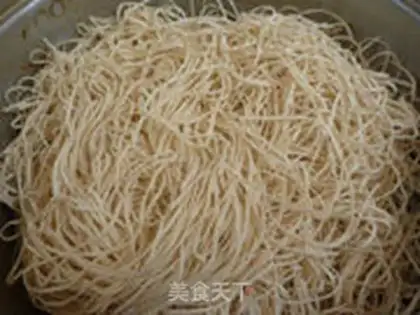 Make Garlic carrot noodles step 1