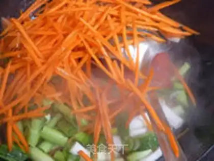 Make Garlic carrot noodles step 5