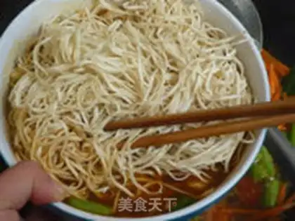 Make Garlic carrot noodles step 8