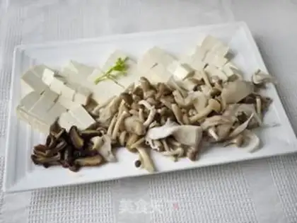 Make Tofu fungus soup step 1