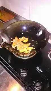 Make Shrimp fried peas step 2