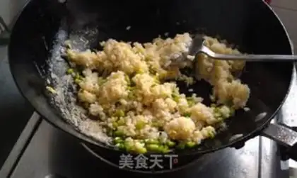 Make Garlic egg fried rice step 7