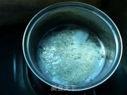 Make Shrimp and vegetable noodles step 2