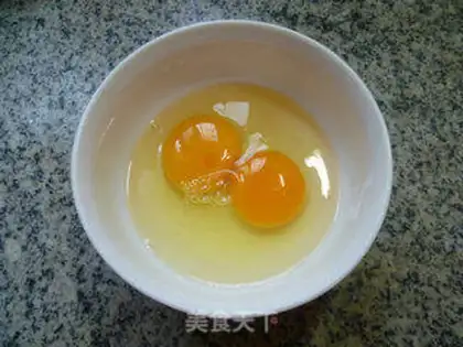 Make Squeeze white and fried eggs step 1