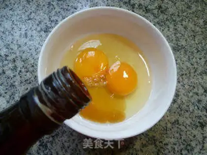 Make Squeeze white and fried eggs step 2