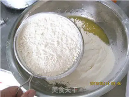 Make Squeeze white and fried eggs step 3