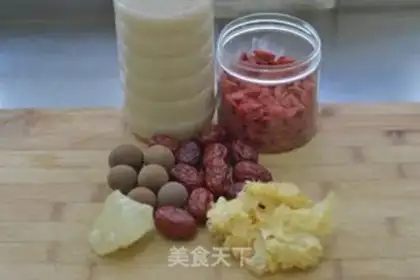 Make The silver spoon of red dates step 0