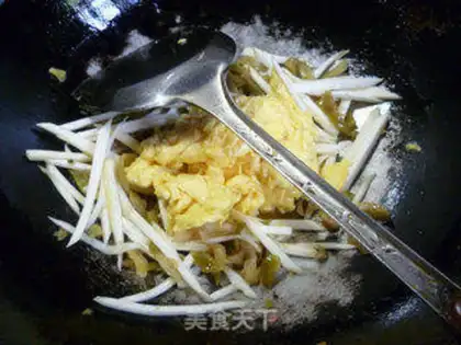 Make Squeeze white and fried eggs step 9