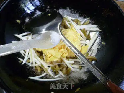 Make Squeeze white and fried eggs step 11