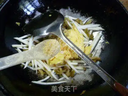 Make Squeeze white and fried eggs step 12