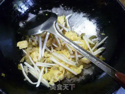 Make Squeeze white and fried eggs step 13