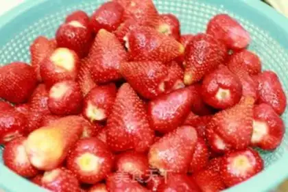 Make Homemade strawberry sauce step 0