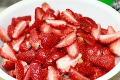 Make Homemade strawberry sauce step 1