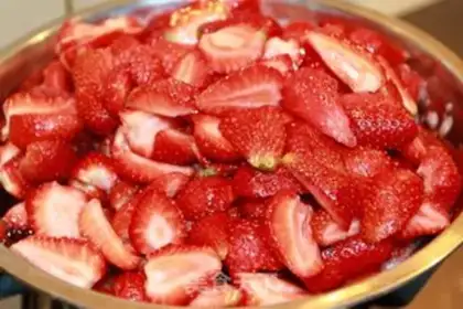Make Homemade strawberry sauce step 4